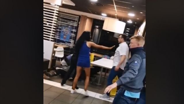 لحظة الاعتداء على موظف بمطعم «ماكدونالدز» (فيديو)