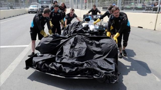 غطاء بلاعة يعطل سباق فورمولا 1 في أذربيجان