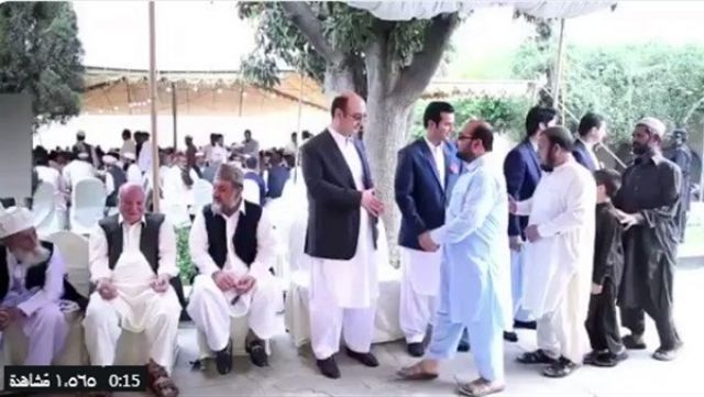 وزير باكستاني يتلقى صفعة قوية خلال تهنئة المواطنين بحلول شهر رمضان (فيديو)