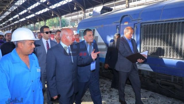 وزير النقل يتابع صيانة وعمرات جرارات وعربات السكة الحديد بورش الفرز