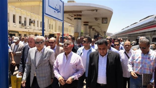 وزير النقل ومحافظ المنيا يتفقدان محطة السكة الحديد (صور)