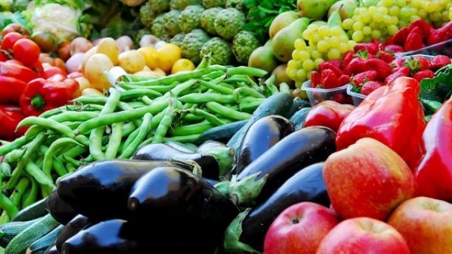 أسعار الخضروات والفاكهة بالأسواق في تعاملات اليوم