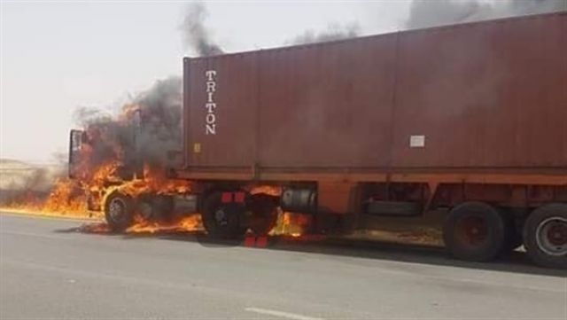 حريق هائل بسيارة نقل ثقيل بسبب درجة الحرارة في العاشر من رمضان