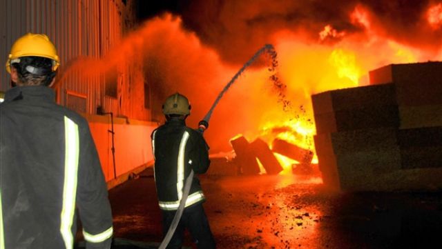 الحماية المدنية تسيطر على حريق هائل داخل مصنع بمدينة بدر