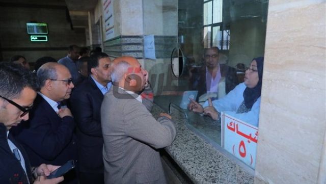 وزير النقل يعلن تحويل قطار أبوقير إلى مترو كهربائي خلال جولته بالإسكندرية