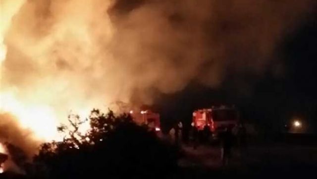 حريق هائل يلتهم مخزنًا لقش الأرز بمدينة أبوكبير في الشرقية