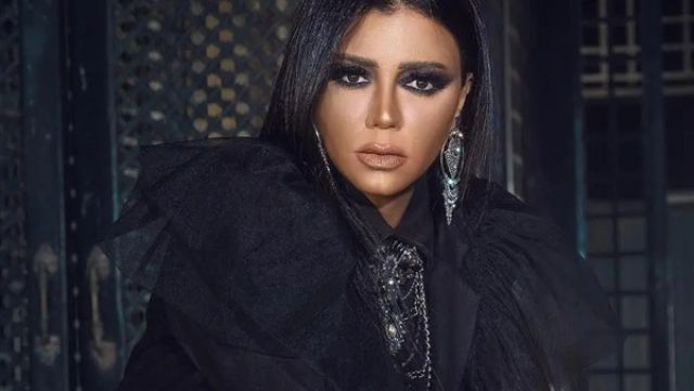 رانيا يوسف تخطف الأنظار بفستان قصير صحبة ريهام حجاج