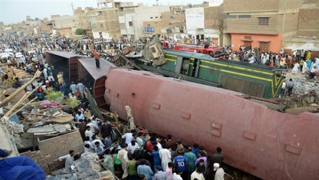 مقتل العشرات في حادث اصطدام قطارين بباكستان