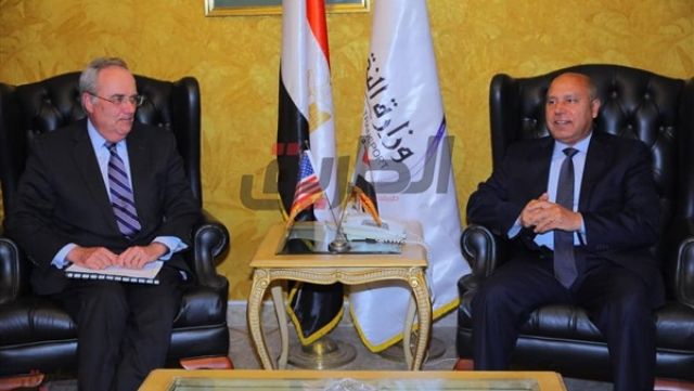 وزير النقل يلتقي مسئول أمريكي بالقاهرة لبحث التعاون المشترك