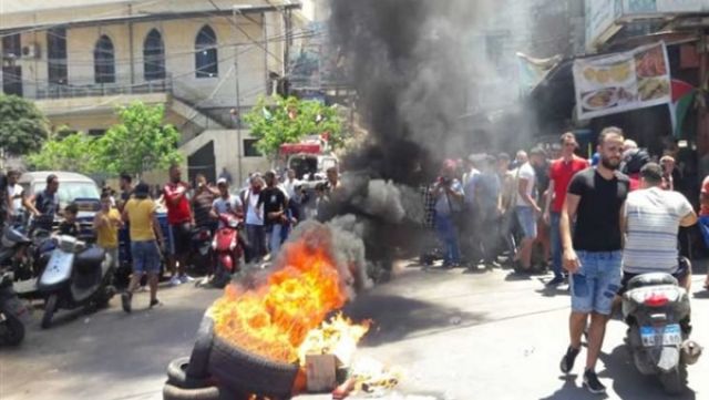 احتجاجات في مخيمات الفلسطينيين بلبنان على قرارات وزارة العمل