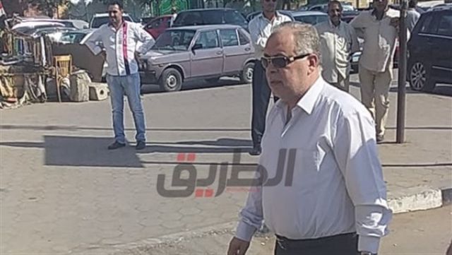 نقيب المهن التمثيلية يشارك بجنازة والدة «يسرا»