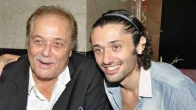 كريم محمود عبد العزيز ينشر صورة برفقة والدة: مع حبيبي
