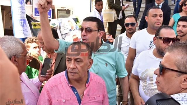 وصول مصطفى كامل إلى مقر الانتخابات بنقابة الموسيقيين (صور)