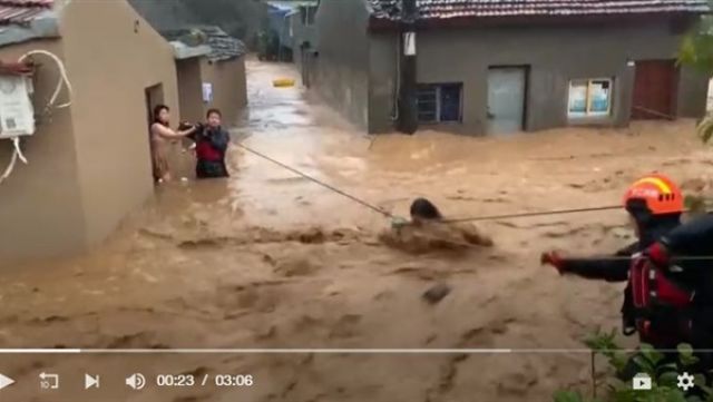 «ليكيما».. إعصار مدمر يضرب الصين.. وإجلاء أكثر من مليون شخص (فيديو)