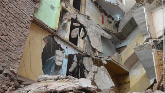 انهيار جزئي بمنزل مبنى بالطوب اللبن في قرية البطاخ