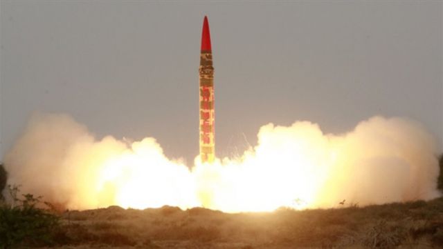 باكستان تختبر صاروخ باليستي جديد وتدرس غلق المجال الجوي الهندي