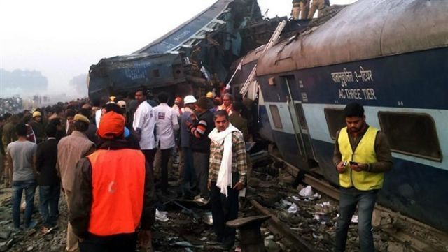 إصابة 12 شخصا إثر انحراف قطار ركاب عن مساره بباكستان