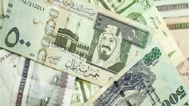 تراجع سعر الريال السعودي في 3 بنوك مع ختام تعاملات اليوم الأحد