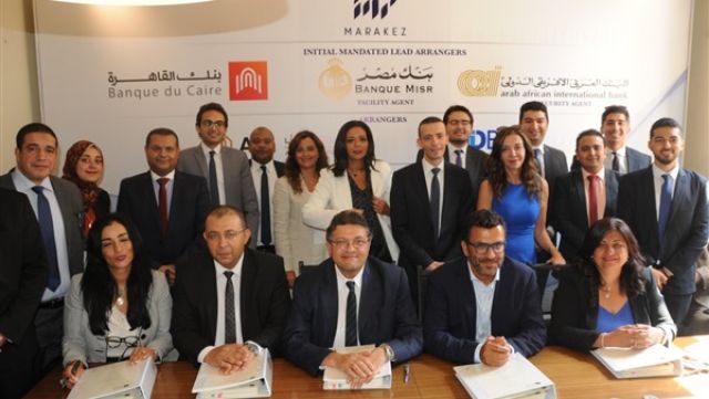 ممثلو التحالف المصرفي بعد التوقيع