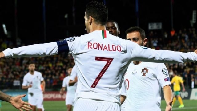 ليلة رونالدو.. الدون يقود البرتغال لفوز كاسح على ليتوانيا