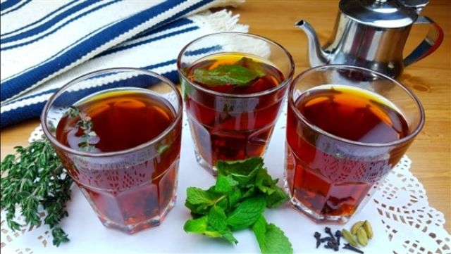 تحذير من شرب الشاي الأحمر.. والأبيض والأخضر أفضل الأنواع