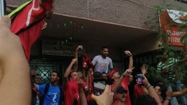جماهير الأهلي تساند مؤمن زكريا بمسيرة شعبية تحت بيته (فيديو)
