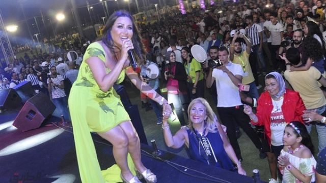 بحضور 5000 شخص.. لطيفة تشعل حفلها في الإسكندرية (صور)