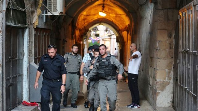 بعد اعتقال وزير شؤون القدس.. قوات الاحتلال تنتهك المسجد الأقصى (صور)
