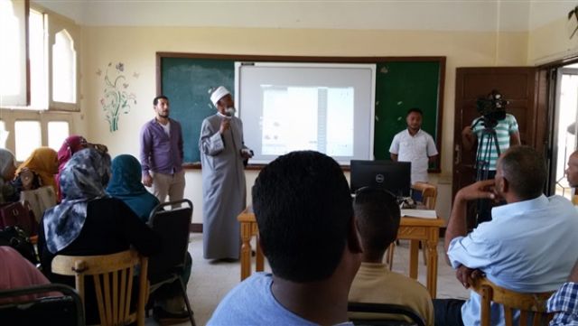 تدريب معلمي معاهد منطقة أسوان الأزهرية على السبورة الذكية