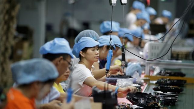 عمال في مصنع بالصين