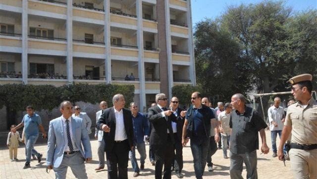 محافظ المنيا يحيل مدير مدرسة للتحقيق خلال جولة تفقدية بـأبوقرقاص