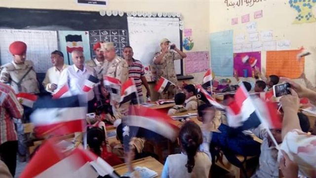 القوات المسلحة توزع الهدايا على طلاب 3 مدارس بأسوان