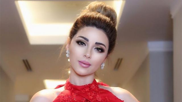 ميريام فارس تخطف الأنظار بالذهبي