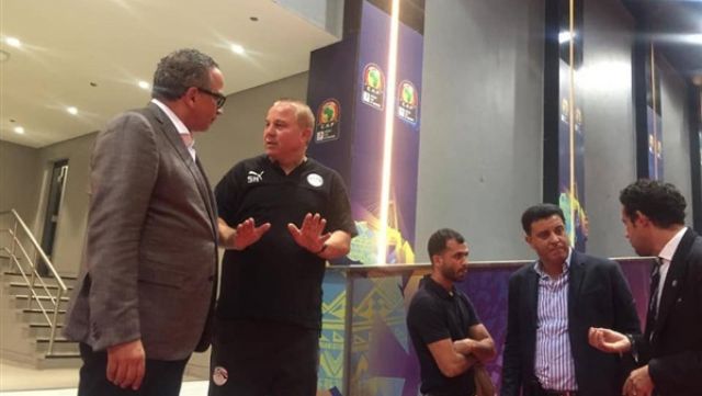 تفاصيل اجتماع الجنايني وفضل بشوقي غريب قبل ودية مصر وجنوب افريقيا