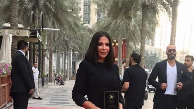 منى زكي أول فنانة مصرية يتم تكريمها في ممر مشاهير دبي