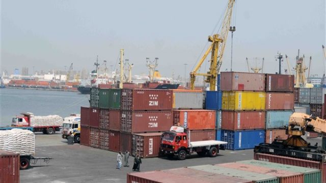 ميناء دمياط يستقبل 10 سفن بضائع عامة وحاويات