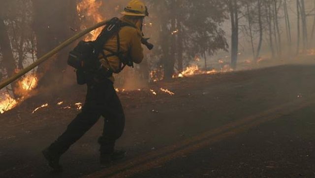 غضب الطبيعة.. كاليفورنيا تُعلن حالة الطوارئ بسبب حرائق الغابات