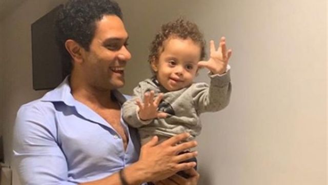 آسر ياسين ينشر صورة مع الطفل نوح المصاب بمتلازمة داون