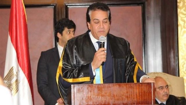 وزير التعليم العالي يشهد حفل تخريج دفعة جديدة بكلية طب الأسنان جامعة عين شمس