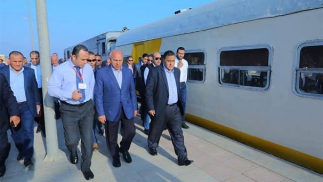 وزير النقل يتفقد محطة مصر ويوجه بزيادة عربات قطار المناشي