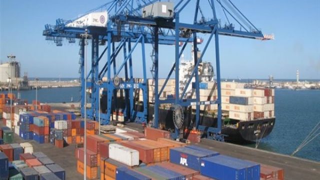 ميناء دمياط يستقبل 13 سفينة للحاويات والبضائع خلال 24 ساعة