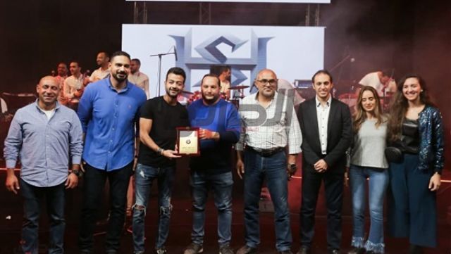 هيثم شاكر أثناء تسلم درع النادي