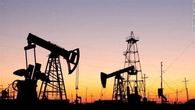 النفط يواصل خسائره لأكثر من 2% بسبب ضغط النزاع التجاري