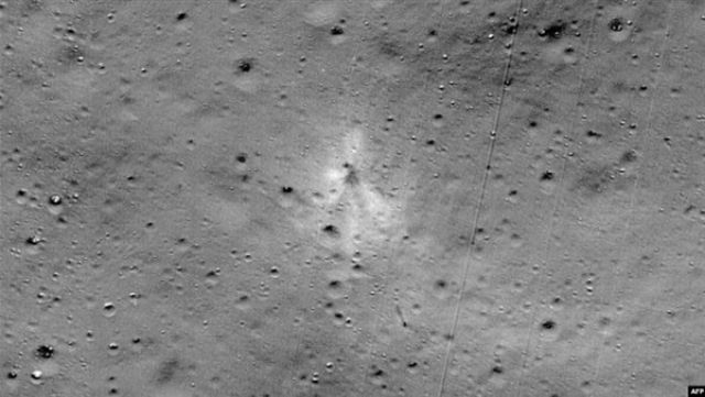 ناسا ترصد ظاهرة غريبة على سطح القمر