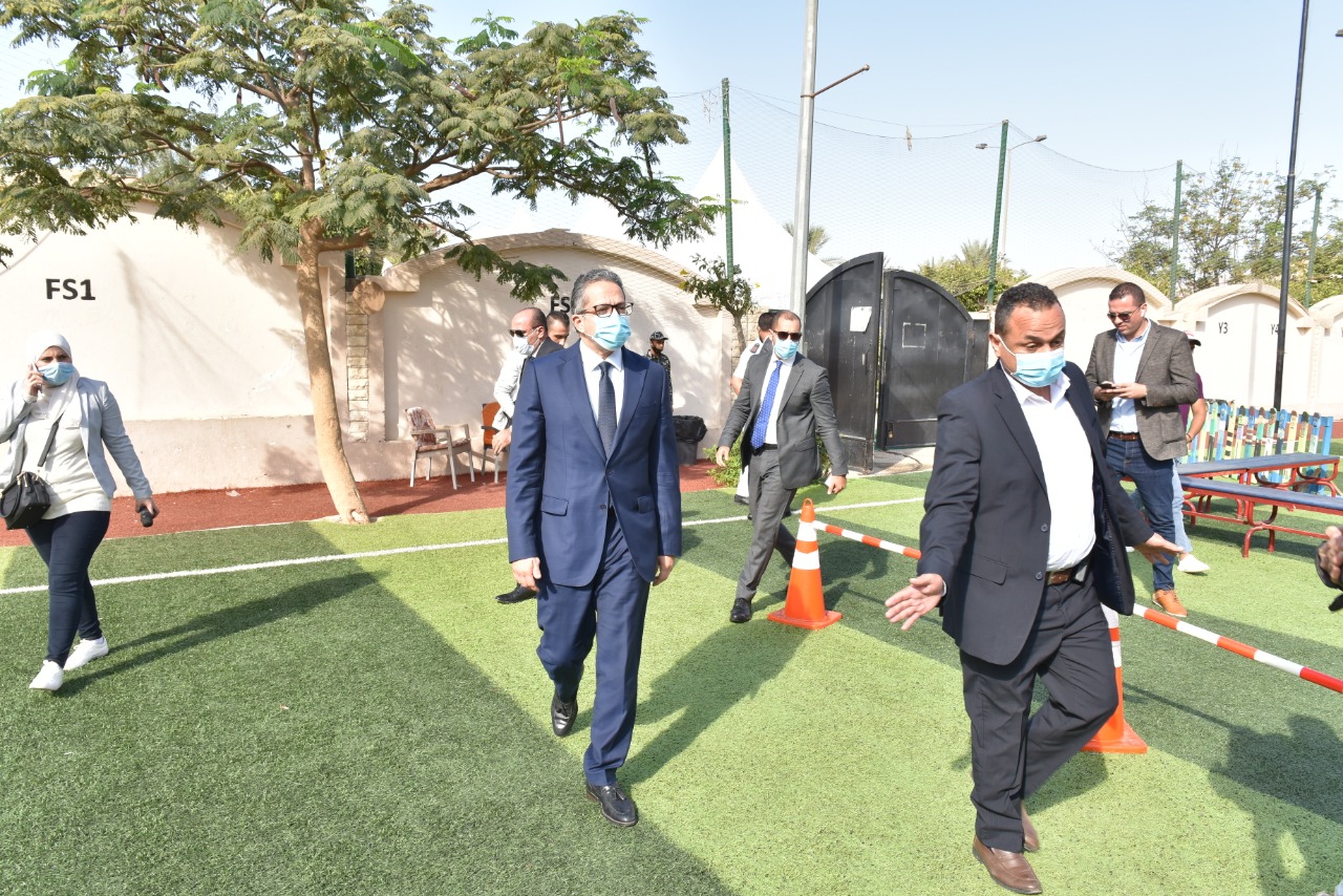 وزير السياحة يدلي بصوته