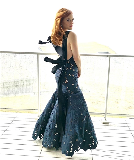 جيني ليفي اختارت فستانا مفعم بالأنوثة من Oscar de la Renta سواء بتصميمه أو خاماتهجيلين أندرسون بفستان بسيط وأنيق من Dior