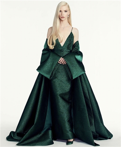 أنا تايلور جوي بفستان فخم من Dior يناسبه قوامها