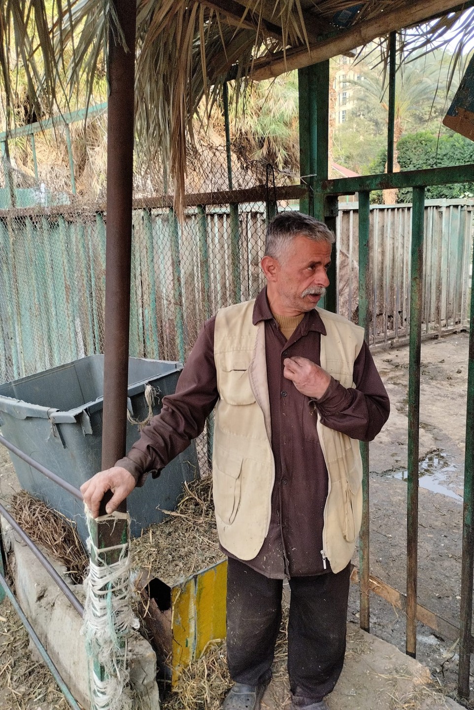 عم محمود حارس سيد قشطة في حديقة الحيوان