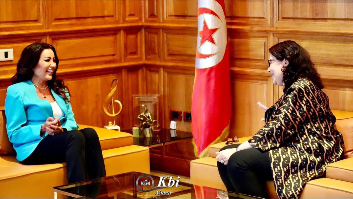 وزيرة الثقافة التونسية تكرم لطيفة