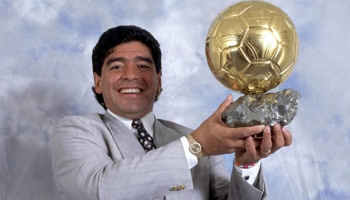 دييجو مارادونا بالكرة الذهبية الشرفية